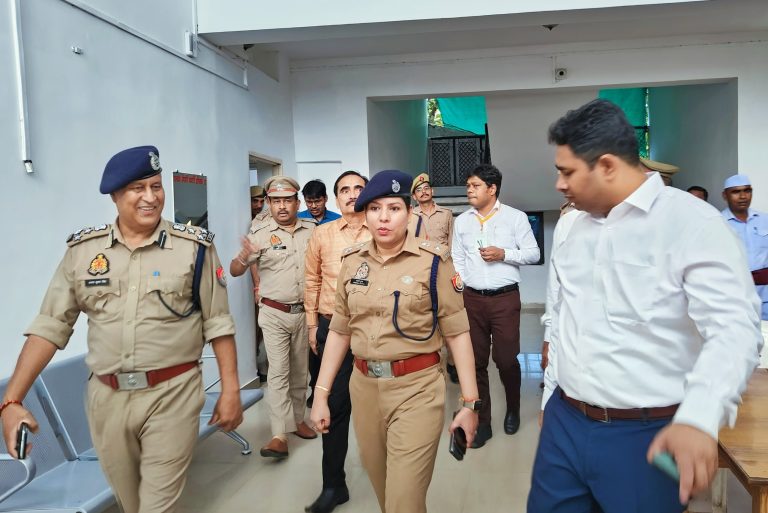 मण्डलायुक्त, डीआईजी चित्रकूटधाम तथा जिलाधिकारी व पुलिस अधीक्षक द्वारा संयुक्त रुप से उ0प्र0 पुलिस भर्ती परीक्षा केन्द्रों में भ्रमण कर सुरक्षा व्यवस्थाओं का निरीक्षण किया